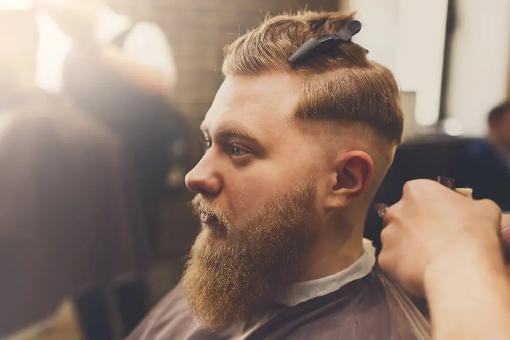 Moderne Herrenfrisuren und Styles für Jungs und Teenager in Kösching