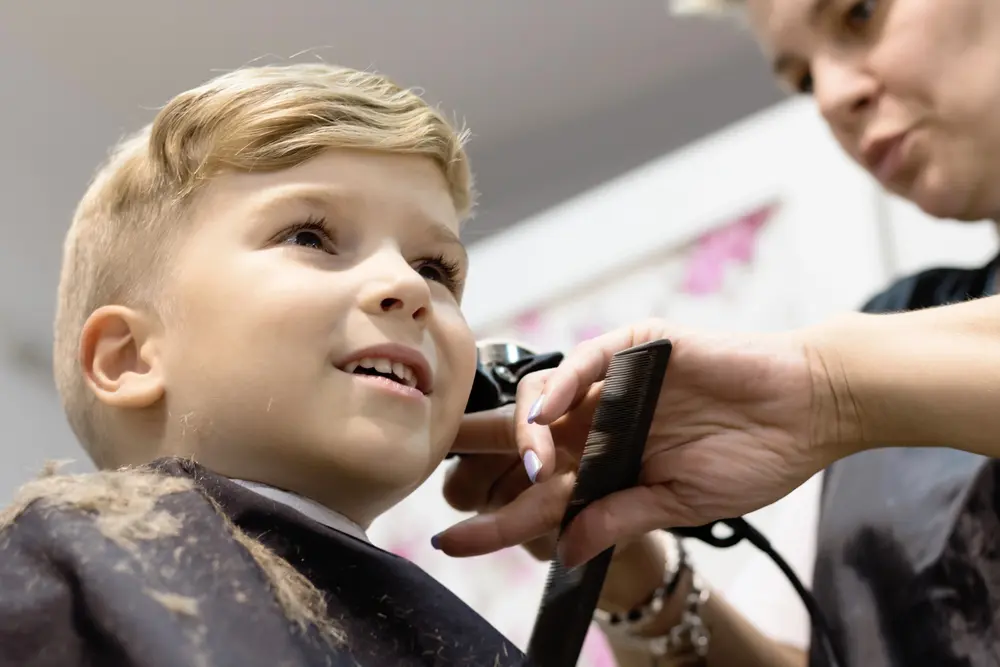 Kinderfriseur Kösching – Kind beim Haarschnitt bei Relaxed Hair