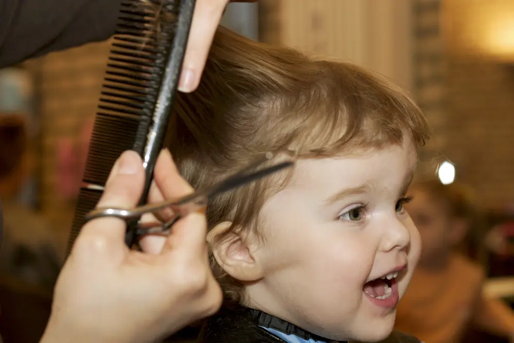 Erster Haarschnitt für Kleinkind bei Relaxed Hair