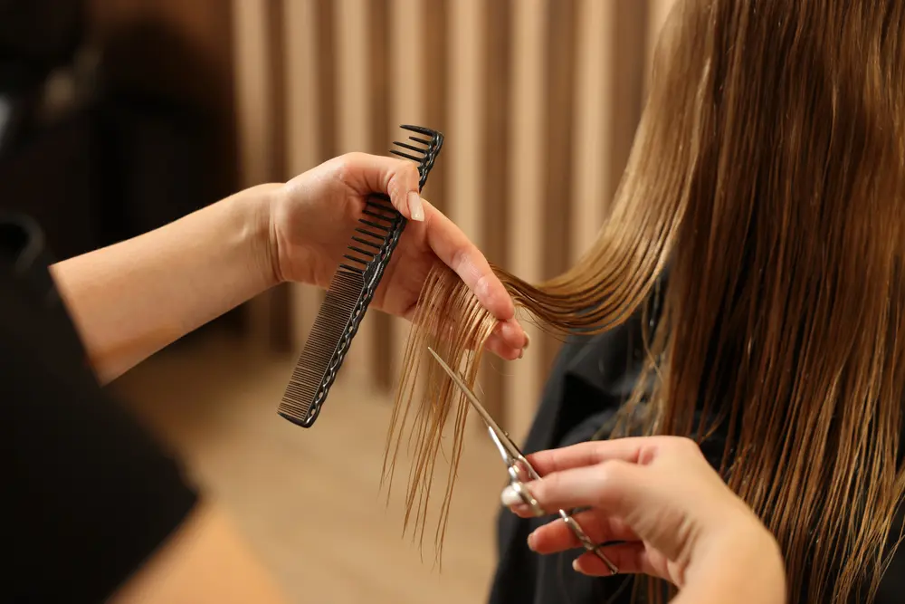 Damenhaarschnitt bei Relaxed Hair in Kösching